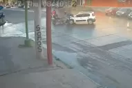 Video: brutal accidente entre un auto y una moto en avenida Ejército del Norte