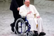 El Papa Francisco empezó a usar una silla de ruedas por sus dolores de rodilla