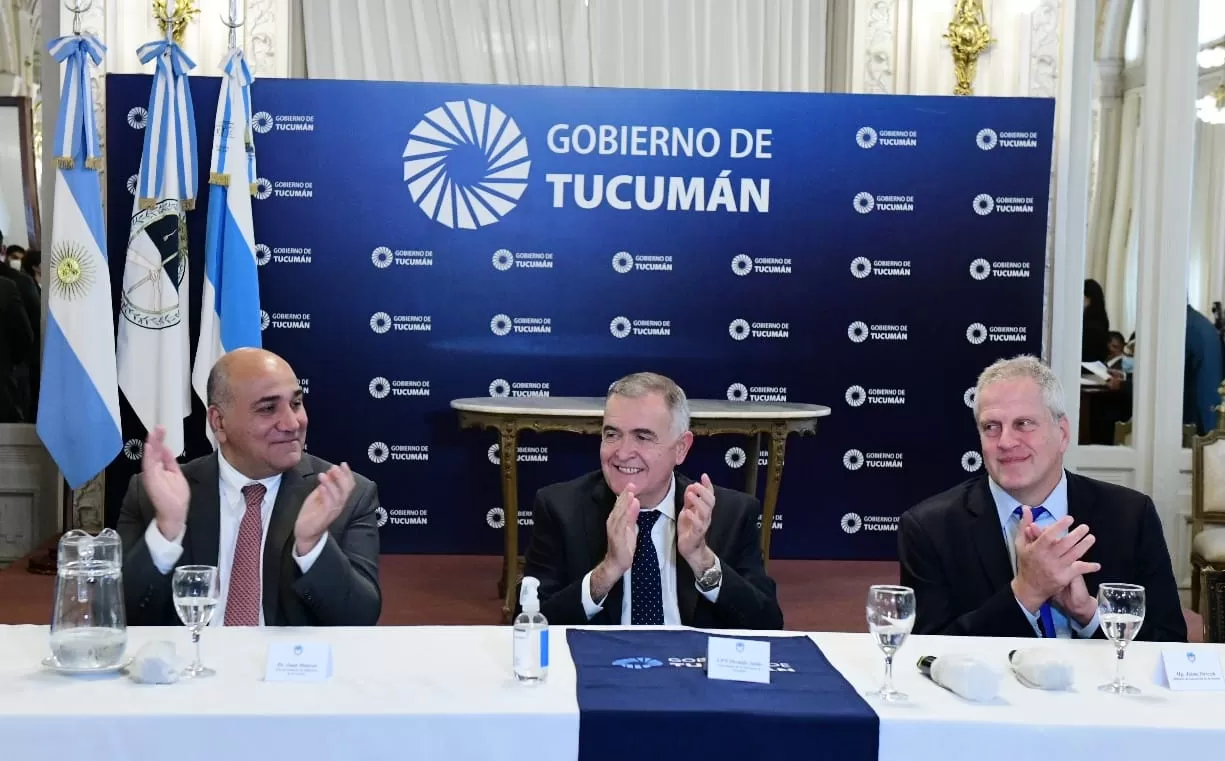 EN CASA DE GOBIERNO. Jaldo firmó los convenios con Manzur y con Perczyk. Foto de Prensa Gobernación