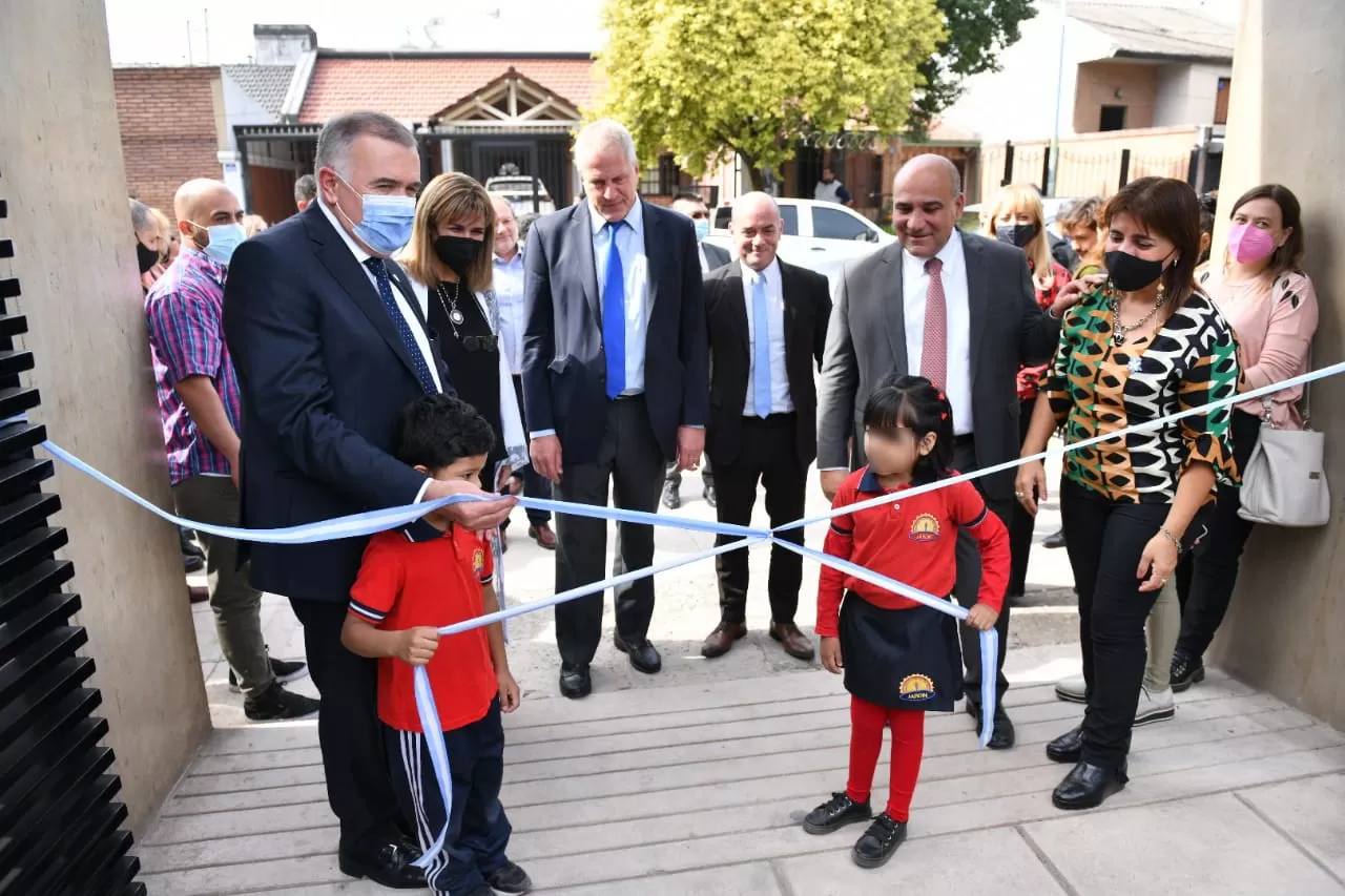 EN TUCUMÁN. Autoridades inauguran la obra de la escuela Alberto García Hamilton. Foto de prensa Gobernación