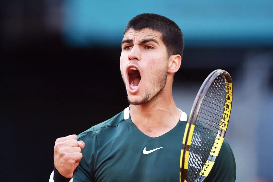 CON 19 AÑOS. Alcaraz es el primer jugador en vencer a Nadal y a Djokovic seguidos en polvo de ladrillo. Foto de ATP Tour