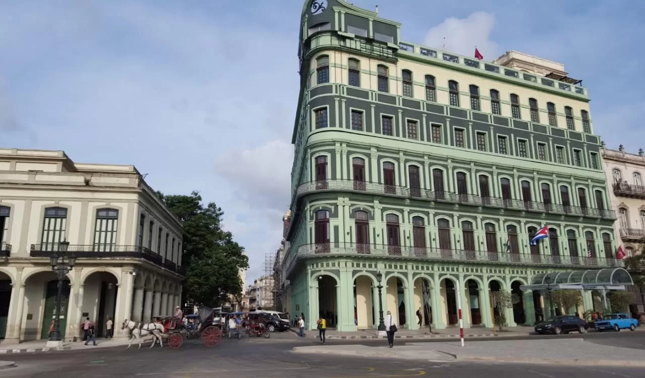 EN CUBA. Así lucía el hotel Saratoga, antes de la explosión.
