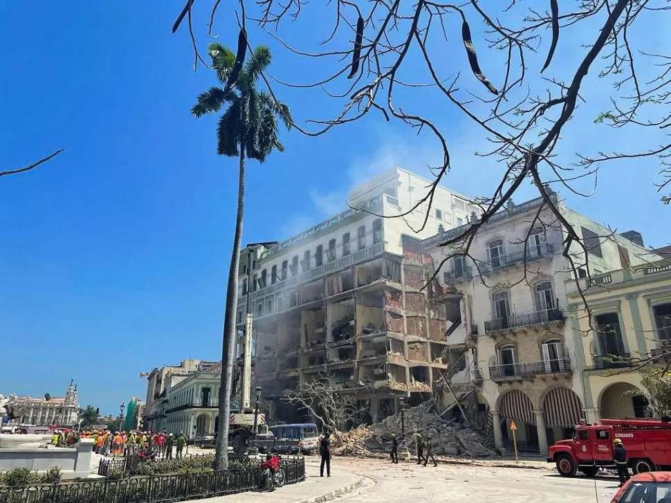 FACHADA. El frente del edificio histórico quedó muy dañado y las pilas de escombros cayeron sobre la calle.  