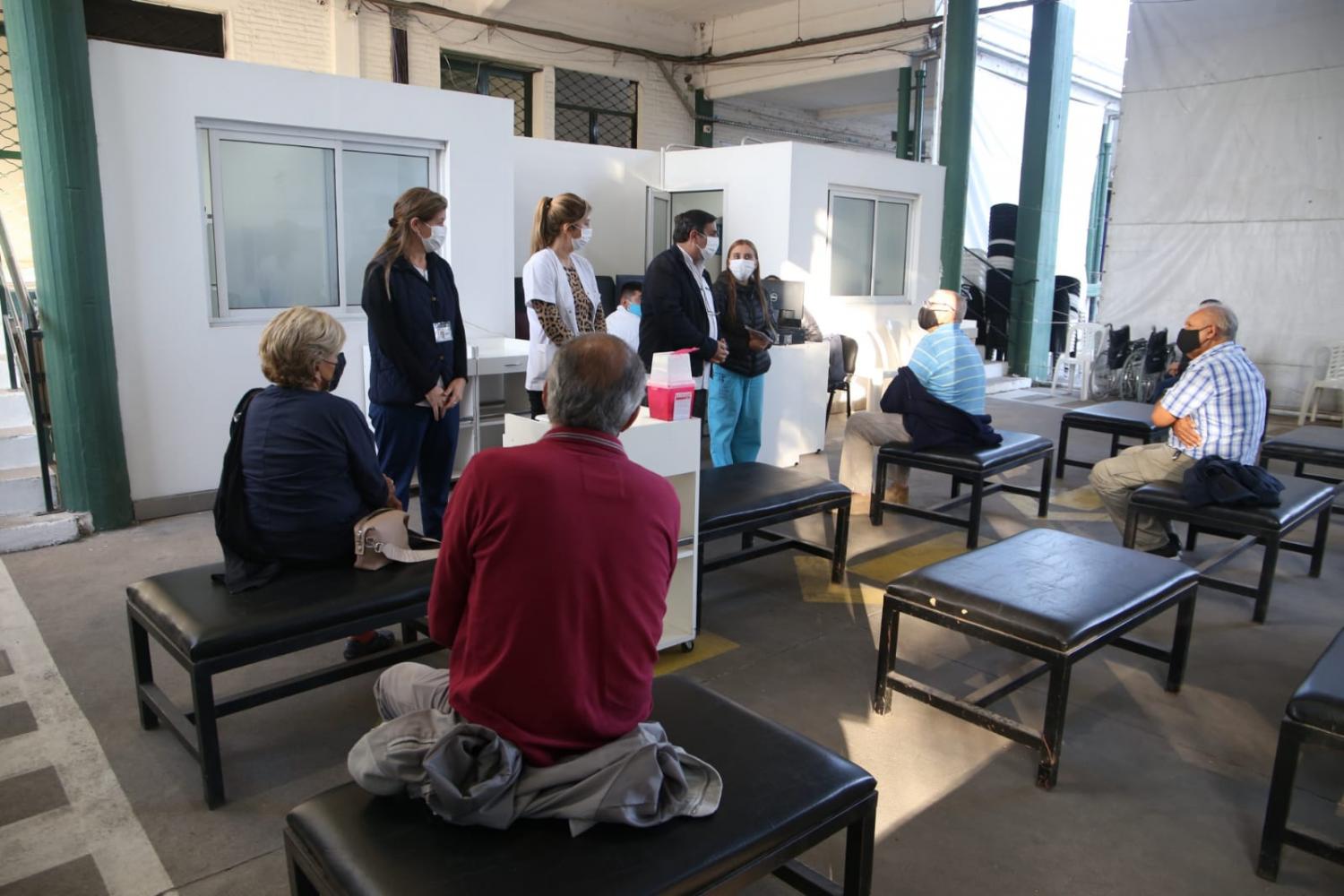 El ministro de Salud Luis Medina Ruiz supervisa la vacunación en un nodo del Siprosa. Foto Prensa Salud