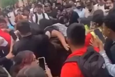 Un hombre se peleó con 30 estudiantes porque les hacían bullying a sus hijos