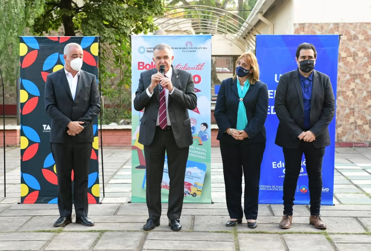 EN TAFÍ VIEJO. Jaldo encabezó el acto de entrega de boletos estudiantiles. Foto: Prensa Gobernación