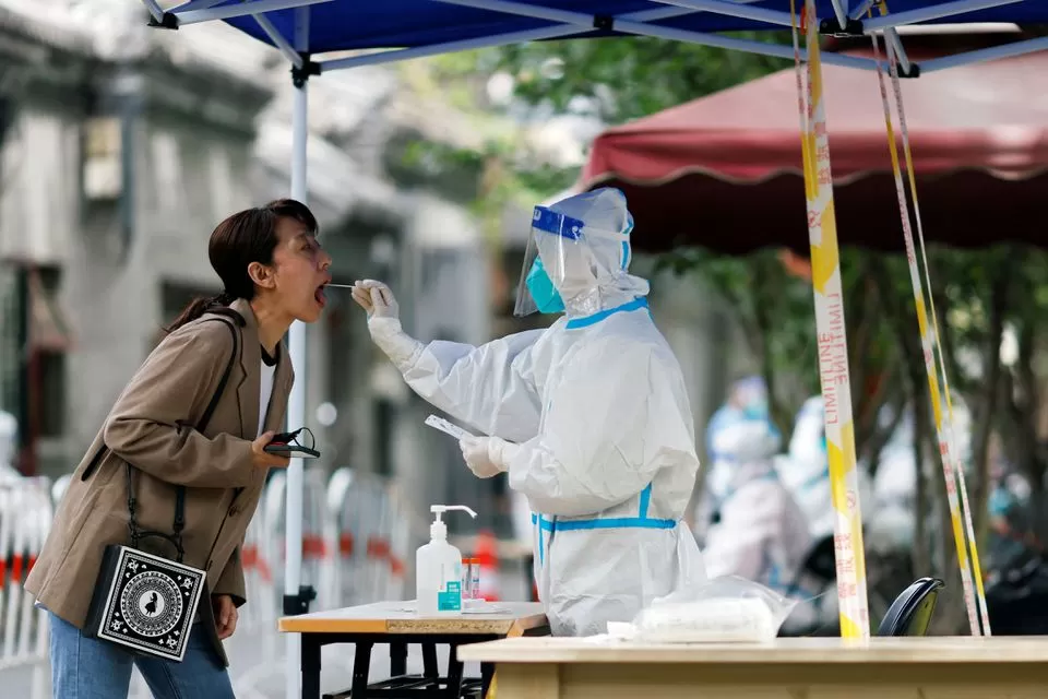 EN CHINA. Testeos en la vía pública para la confirmación de casos de covid-19. Foto de Reuters