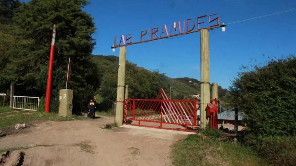 LA ENTRADA AL BARRIO PRIVADO. Está ubicado al sur de San Javier, en el kilómetro 28 de la ruta 338. 