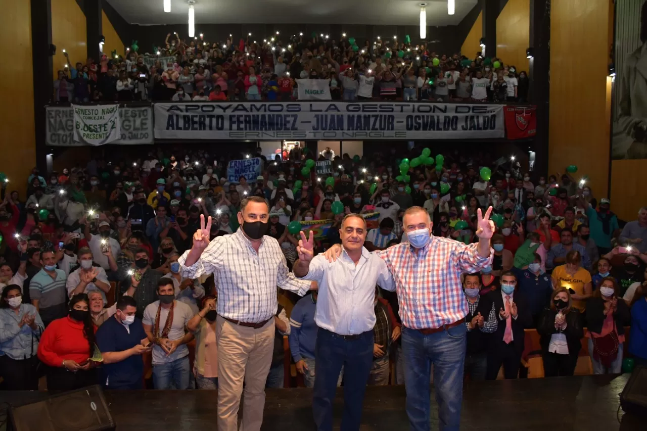 EN LA SEDE DEL PJ. Jaldo encabezó el acto junto al concejal Nagle. 