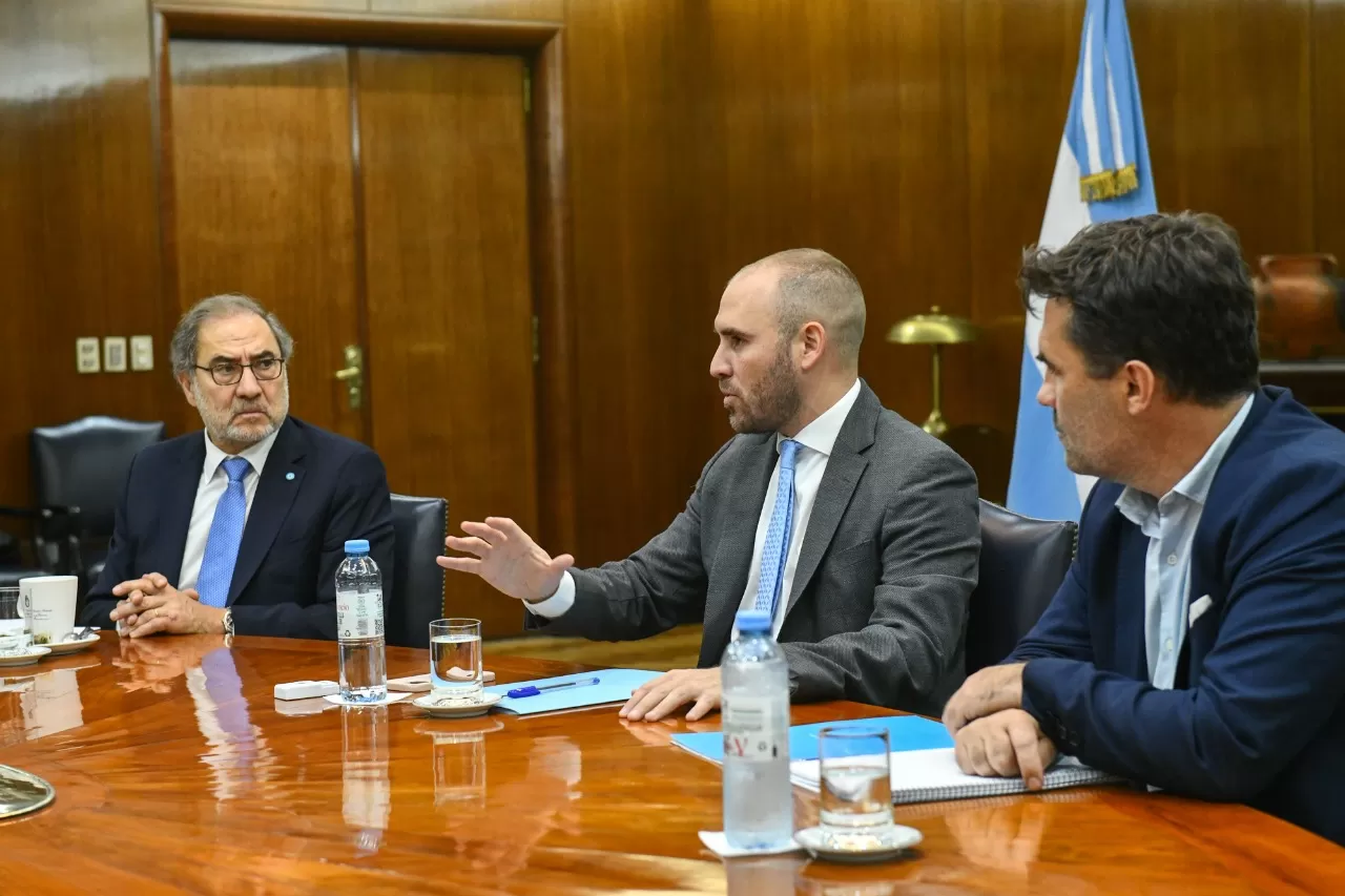 Guzmán analizó la agenda energética con el embajador argentino en Estados Unidos