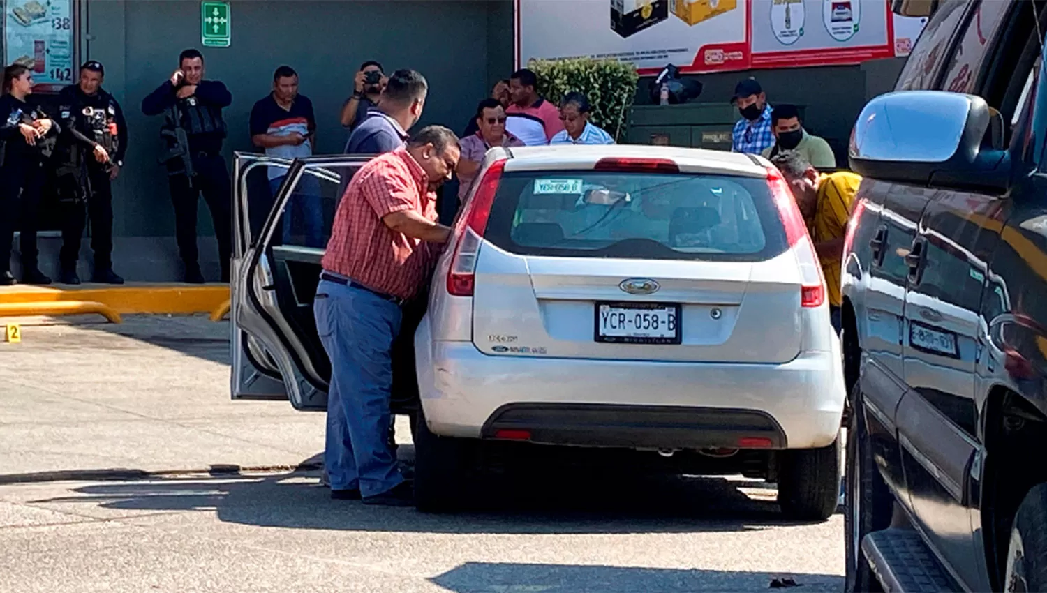 ACRIBILLADAS. Yessenia Mollinedo y Sheila García fueron asesinadas cuando estaban adentro de un auto.