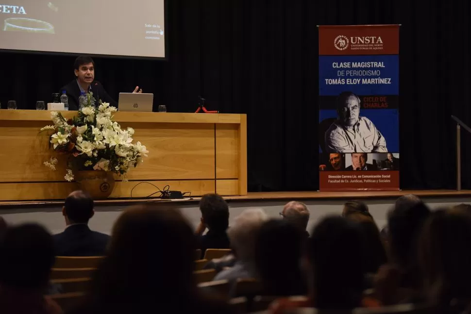 EN EL AUDITORIO DE LA UNSTA. Daniel Dessein recordó a Tomás Eloy Martínez y habló sobre el periodismo. 