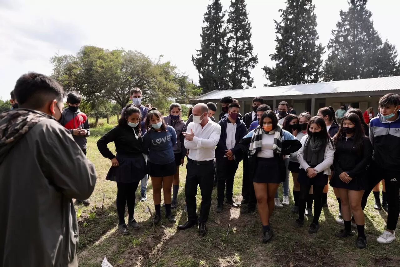 El Ministro de Educacion visita la escuela. 