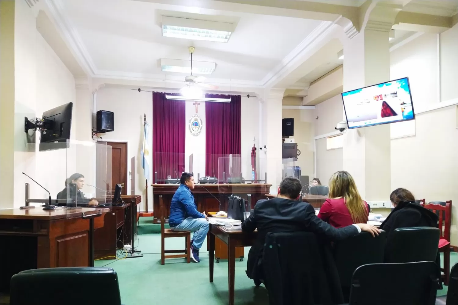 El concejal Héctor Cari, finalmente absuelto por el beneficio de la duda, se dirige al tribunal previo al veredicto. 