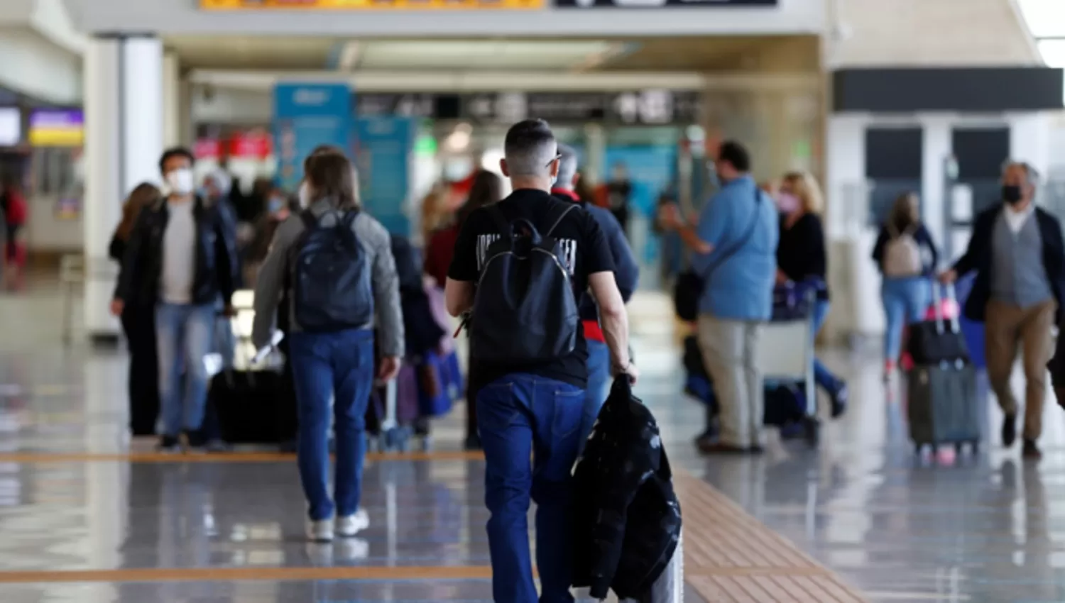 UNIÓN EUROPEA. Ante la baja de los casos de covid-19, el uso de barbijo será optativo en aeropuertos y aviones.