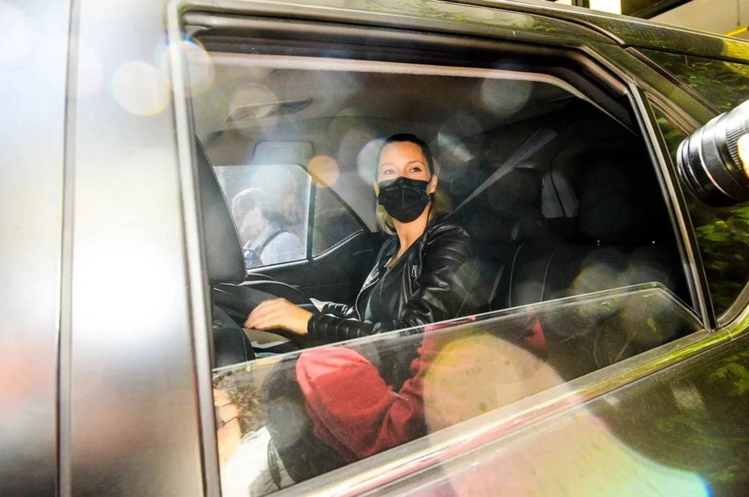 Viciconte, con su bebé en brazos, a la salida del sanatorio. Foto: Movilpress