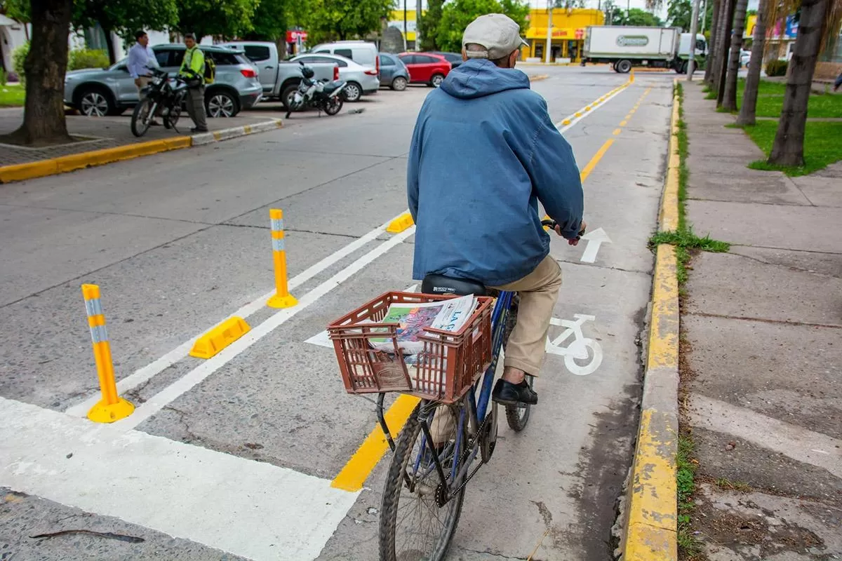 Un ciclista avanza por la ciclovía en Yerba Buena. Foto de Archivo