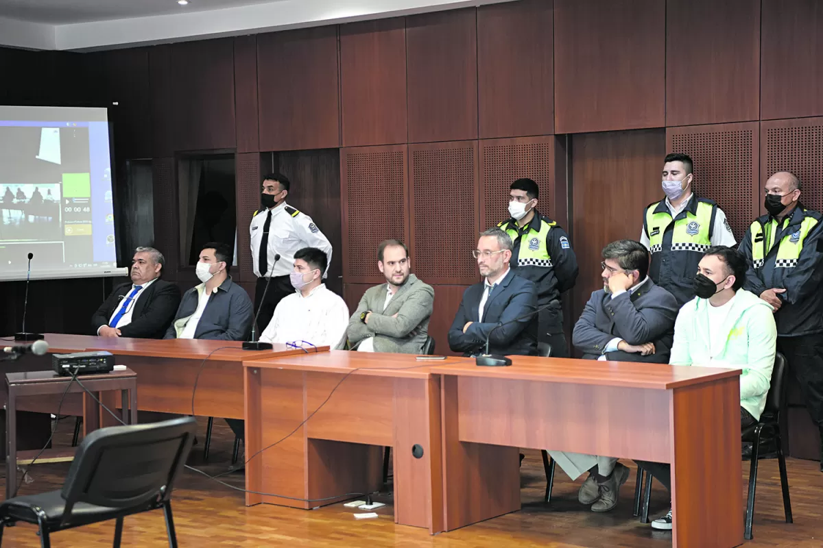 ESPERANDO EL FALLO. Los acusados aguardan que la jueza dé a conocer la sentencia en su contra.