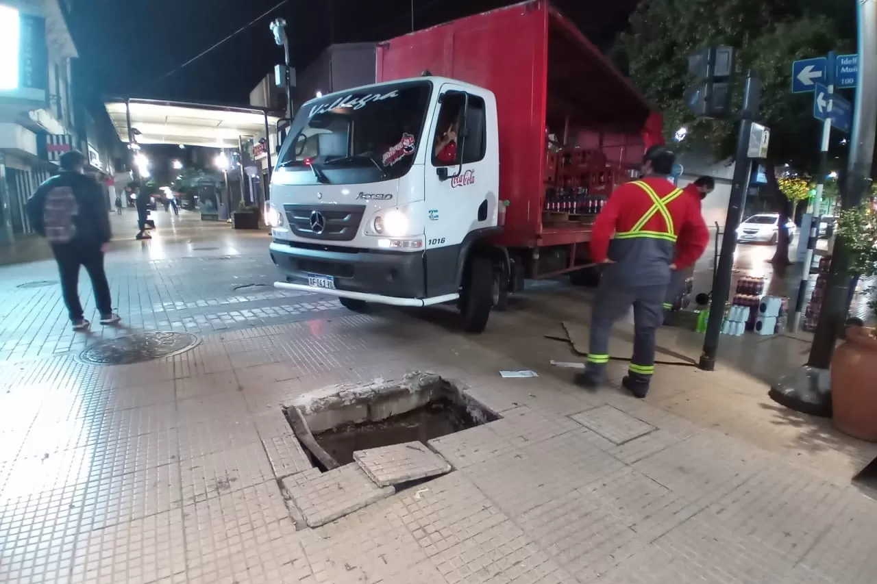 EN PLENA PEATONAL. El camión quedó atascado. La multa superó los $ 100.000.