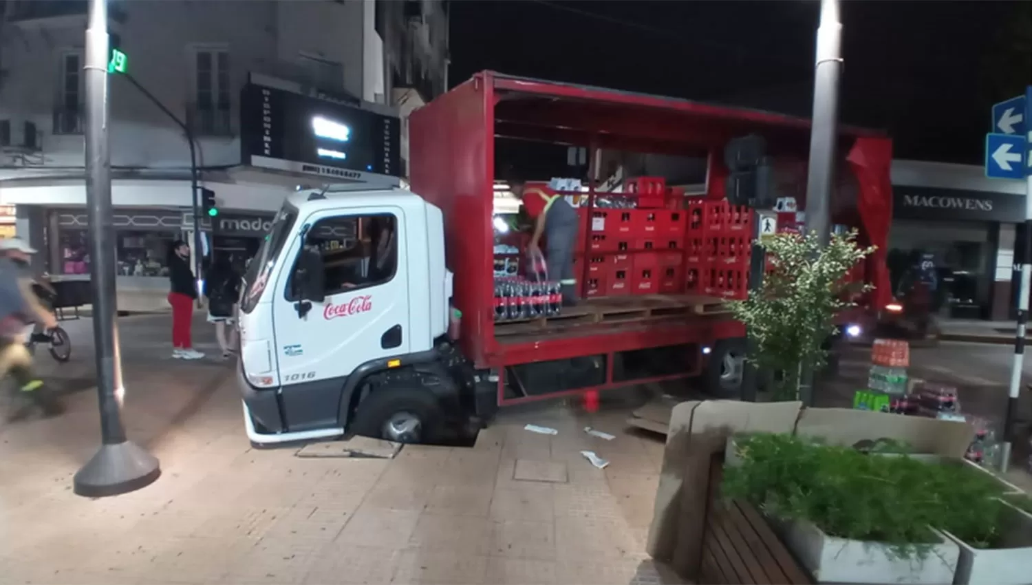 ATRAPADO. El peso del camión rompió una de las tapas de cámaras instaladas debajo de la peatonal Muñecas.