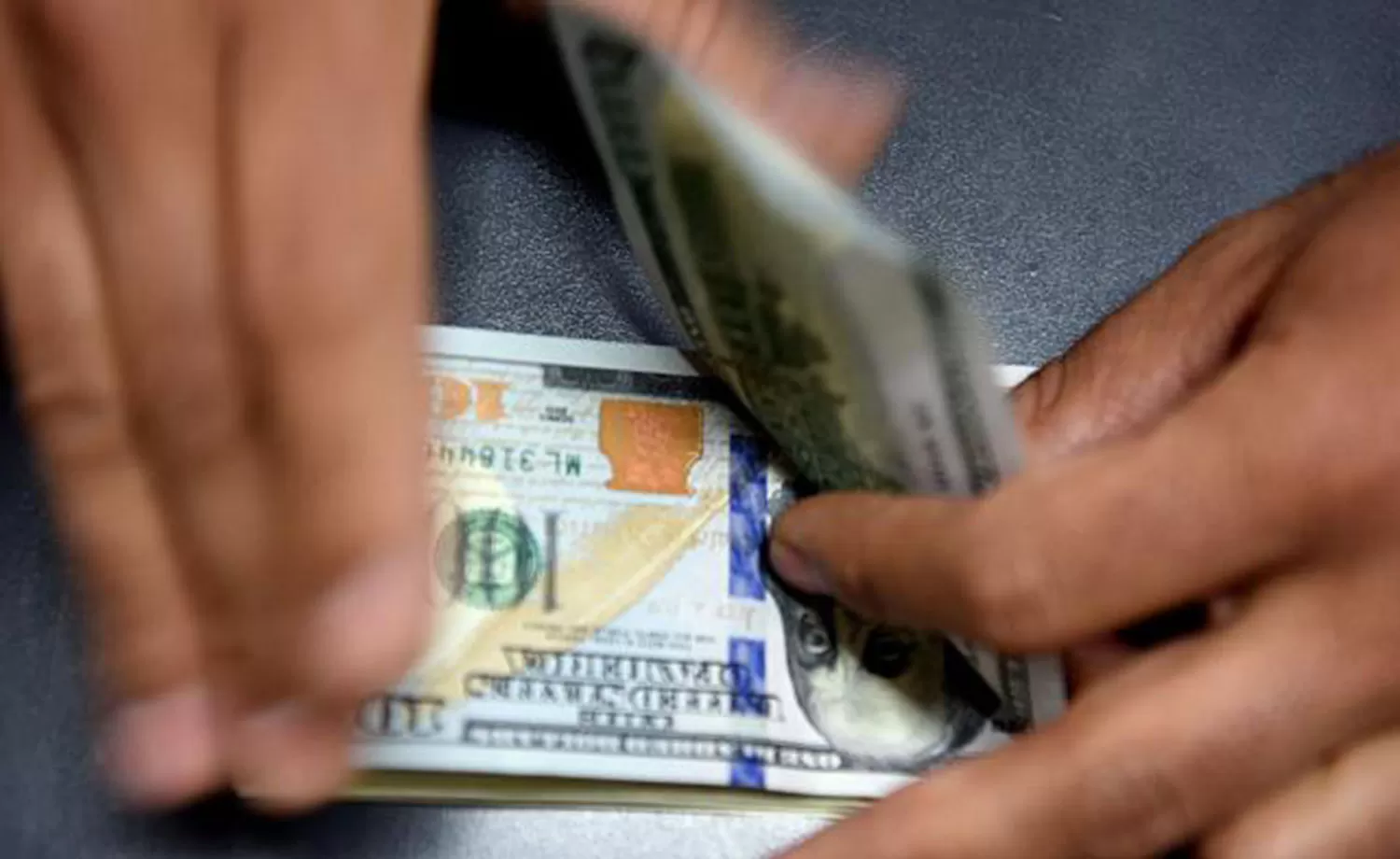 El dólar blue se negocia en $203,50 y registra la primera baja de la semana