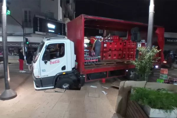 ¡Insólito! Un camión subió a la peatonal y rompió la vereda