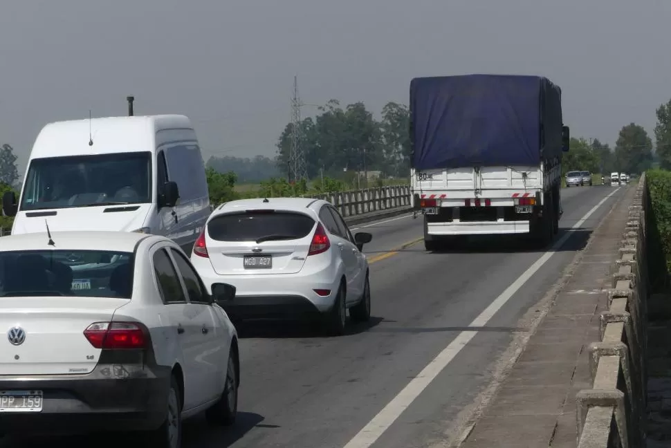 DEMASIADOS VEHÍCULOS. Desde camiones hasta bicicletas circulan por el único paso. 