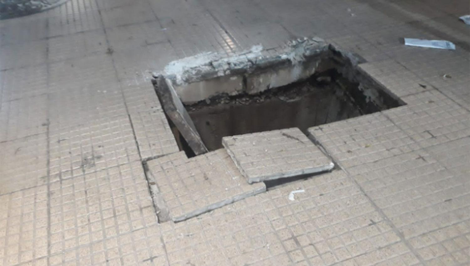 DAÑADO. Así quedó el piso de la peatonal debido a la incursión de un camión repartidor.