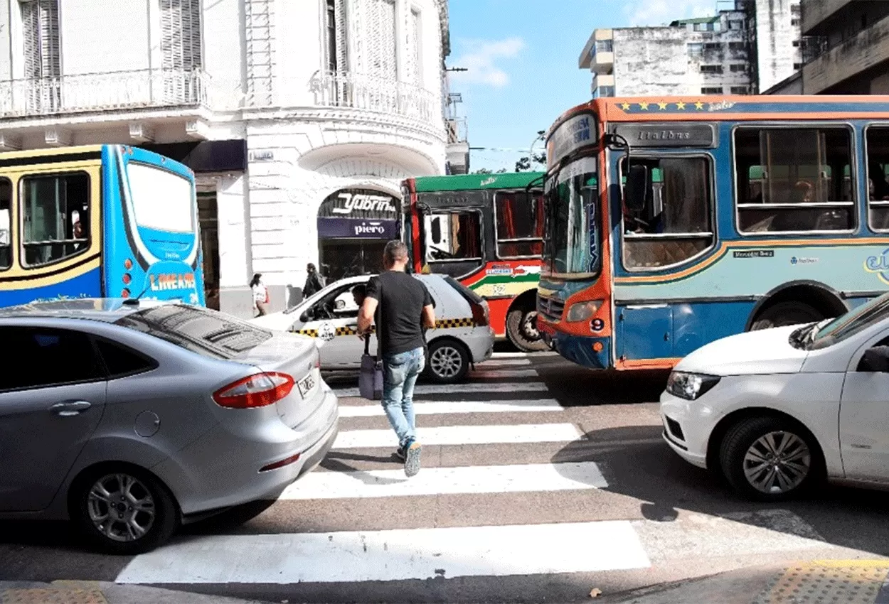 ESCENA COTIDIANA. Embotellamientos en las calles de San Miguel de Tucumán.