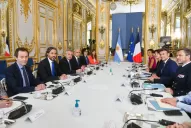 Tras reunirse con Macrón, en Francia, Alberto Fernández emprende el regreso al país