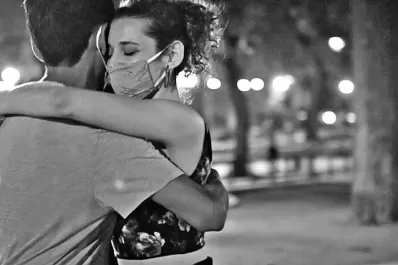 El corto “Ausencia” documenta la falta de abrazos en pandemia