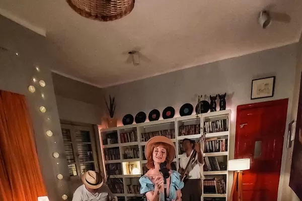 Marcela Manov, con aire vintage y canciones bien románticas