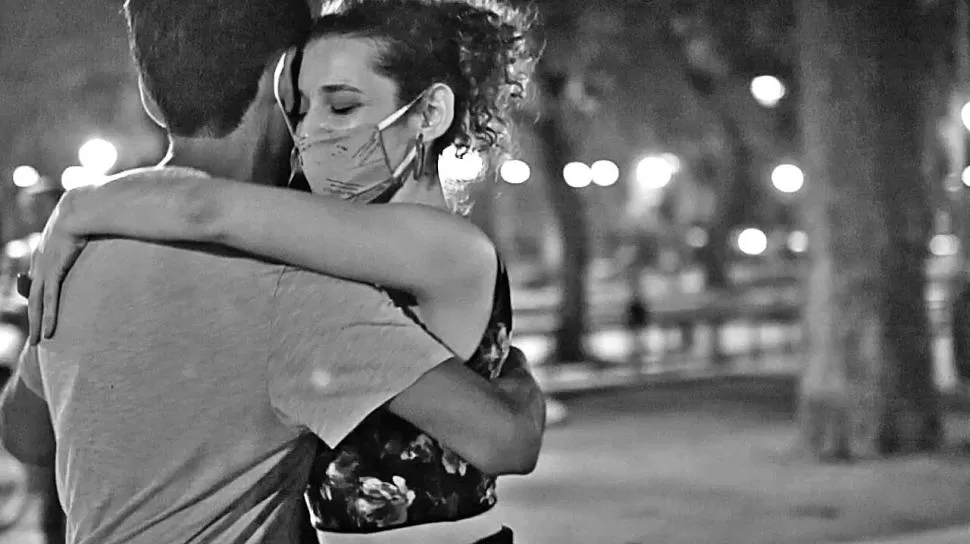 SEÑAL DE ÉPOCA. En “Ausencia”, vuelve la danza pero sigue el barbijo. 