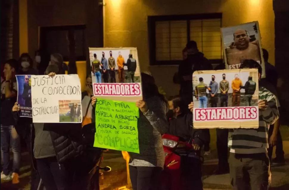 CRISIS INESPERADA. Desde que Adhemar Capital entró en cesasión de pago, centenares de catamarqueños salieron a las calles a reclamar. 