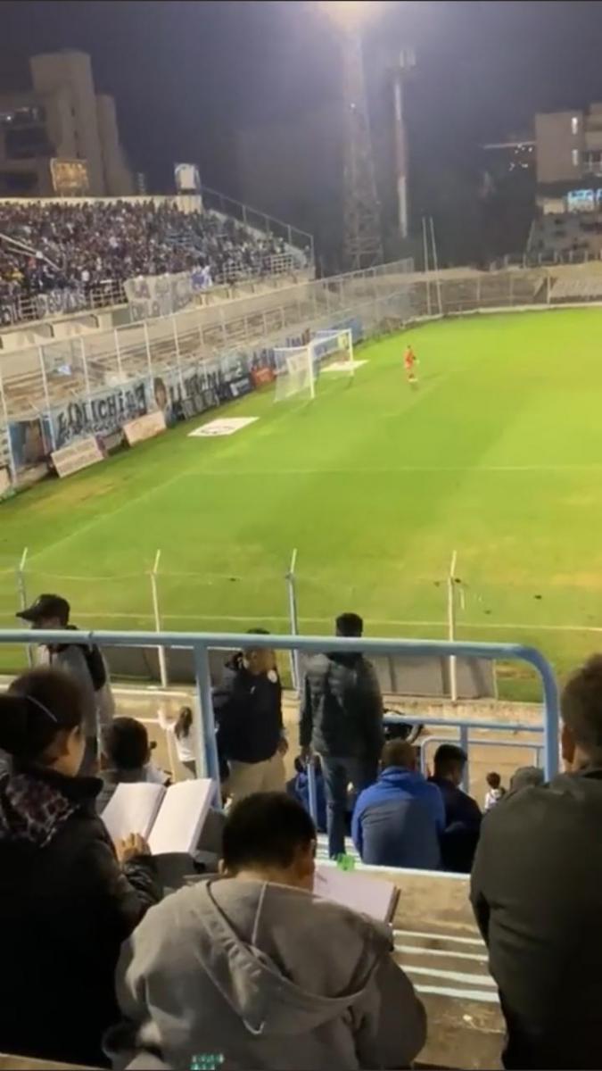 Fotos: en Salta, un niño hizo la tarea mientras presenciaba el partido de Gimnasia y Tiro