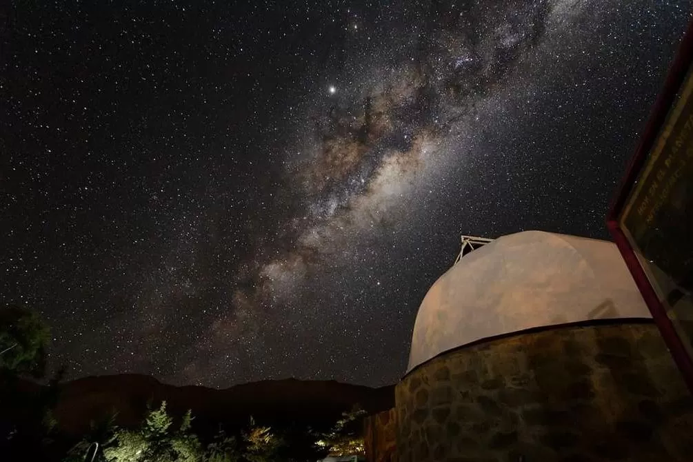 La luna sale sobre las montañas de la puna. FOTO DE CARLOS DI NALLO