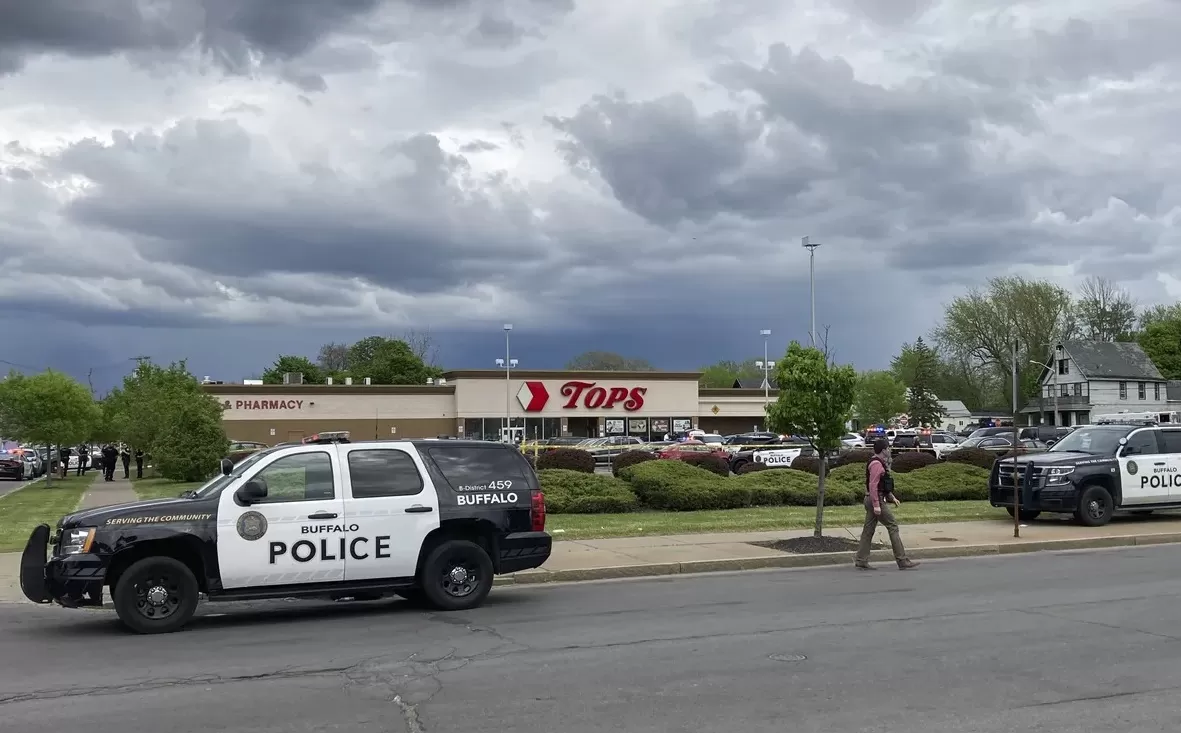 La policía de Buffalo Police, en el lugar del tiroeo en el Tops Friendly Market. FOTO TOMADA DE lanación.com.ar (AP Photo/Carolyn Thompson) Carolyn Thompson - AP