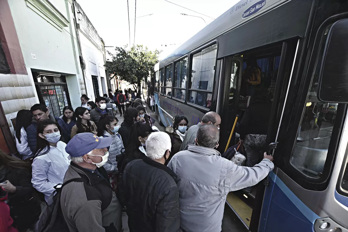 CAOS. La gente se termina peleando por poder subir a los colectivos para llegar a tiempo al trabajo o al colegio 