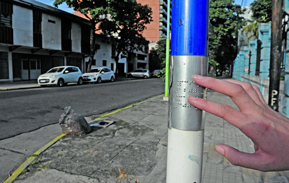 AYUDAS. Hamaca para sillas de ruedas, carriles táctiles y semáforos para no videntes. 