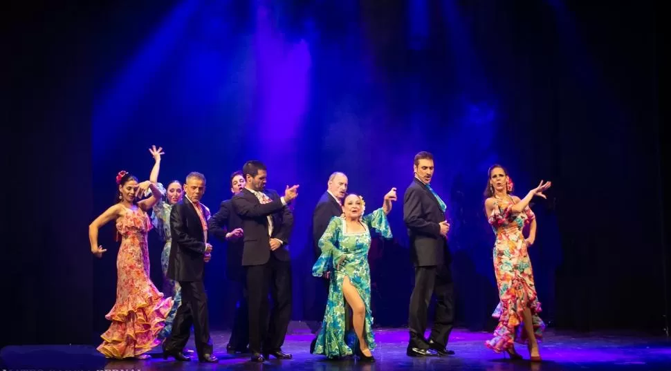 CANTANTES, ACTORES Y BAILARINES. Parte del elenco de Cantares de España contagia el ritmo de la rumba. prensa CANTARES DE ESPAÑA