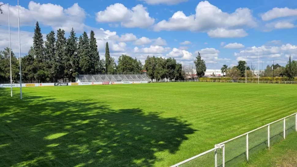 PARECE UNA MESA DE BILLAR. La cancha de Universitario luce impecable, luego de los trabajos a los que fue sometida. El estreno del nuevo césped será esta tarde, en el partido contra Lawn Tennis. 