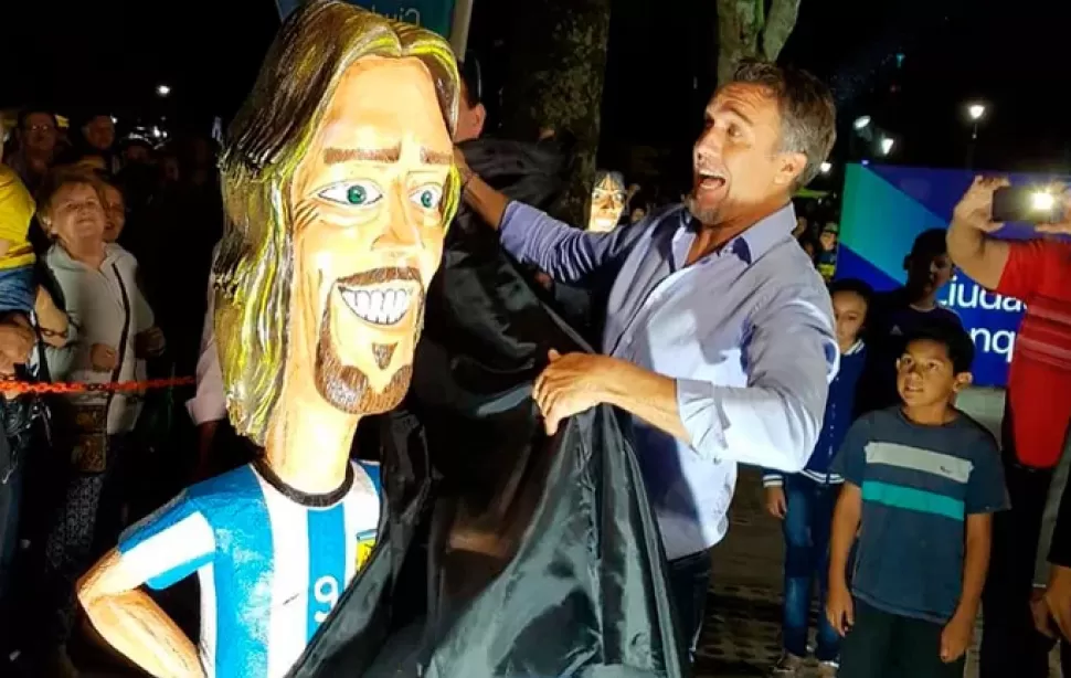 La estatua caricaturesca fue inaugurada en el año 2018 en Reconquista.