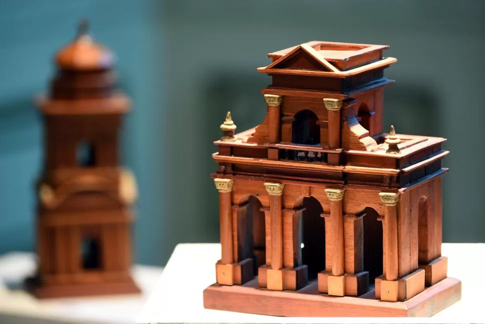 ELEMENTOS DE TRABAJO. Las maquetas se hicieron con maderas nobles de árboles de nuestros montes.  