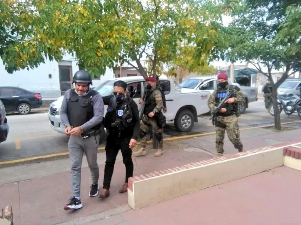 BIEN CUSTODIADO. Leonardo Cositorto, el padre de Generación Zoe, llega a tribunales salteños. 