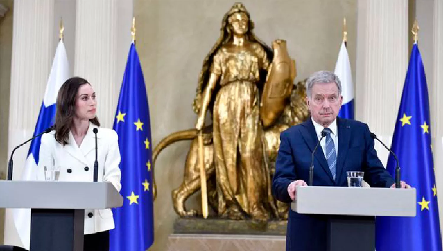 ANUNCIO. el presidente finlandés, Sauli Niinistö, junto a la primera ministra, Sanna Marin, durante una conferencia de prensa en la capital Helsinki.