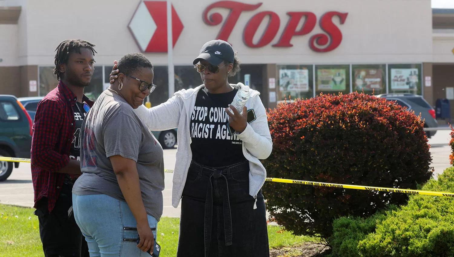 DOLOR. Familiares de las víctimas lloran las consecuencias del ataque de Buffalo.