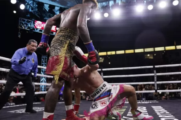 Boxi Castaño dejó su invicto y perdió el título mundial por KO ante Charlo