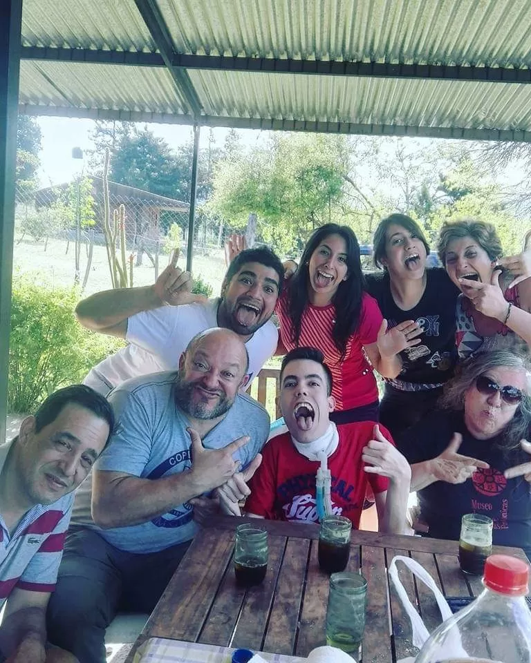 EN COMPAÑÍA. Sebastián (al centro) con sus seres queridos. Les agradece siempre el apoyo incondicional. 