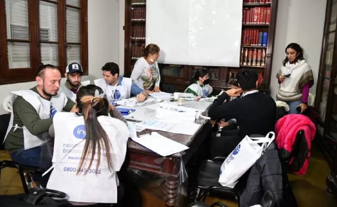 El equipo de censistas preparado para recorrer durante toda la noche las calles de San Miguel de Tucumán.