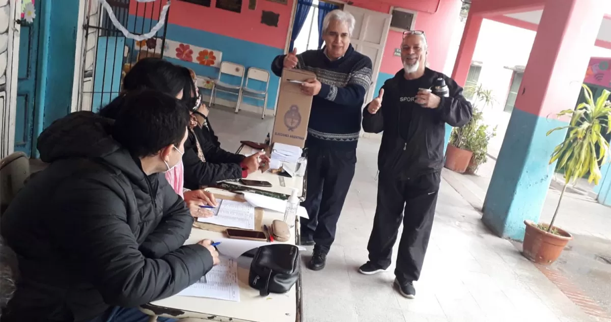 COMICIOS EN ATEP. Brito introduce su voto en la urna, durante las elecciones de este domingo.  